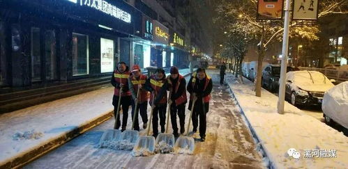 众人齐心努力的画面