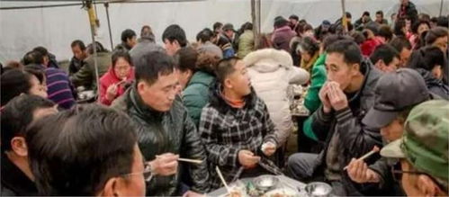 华人们聚在一起商讨