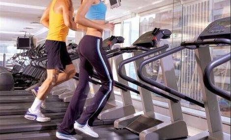 一群年轻人在健身房锻炼