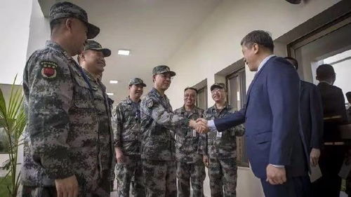 中国军人互相扶持