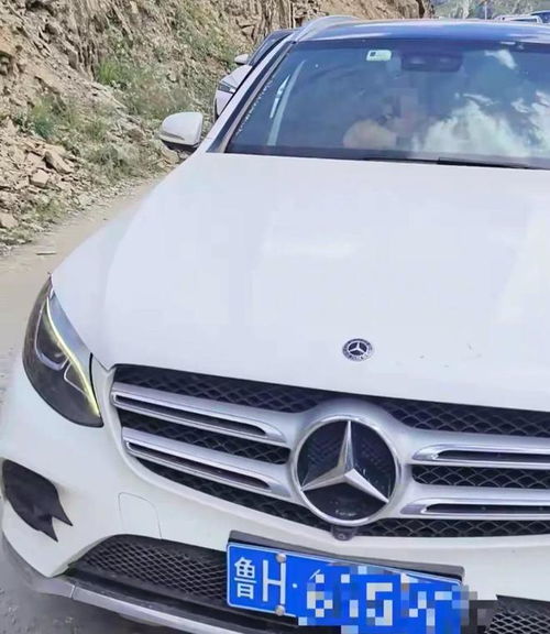 奔驰女司机逆行逼停摩托引争议，真相竟如此！