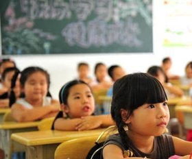 教师们收到工资补贴喜笑颜开场景