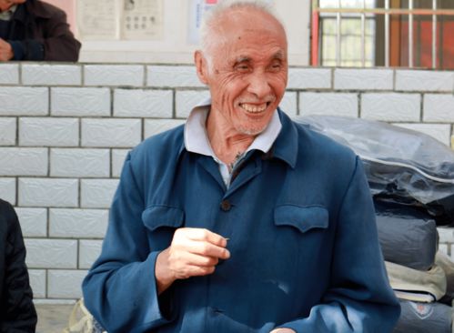 老人开心笑着的样子