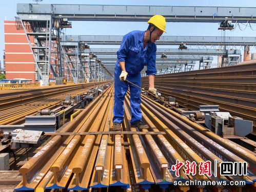 工人们在烈日下辛勤劳动的画面