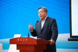 教授严肃讲话的画面