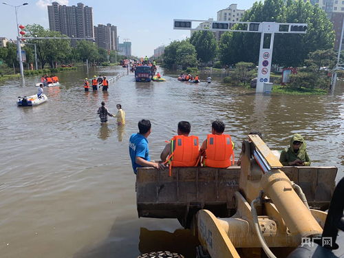 志愿者救助被困群众