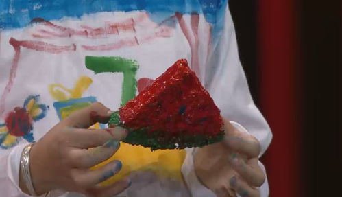 一个人悠闲地躺在沙发上吃着大块西瓜