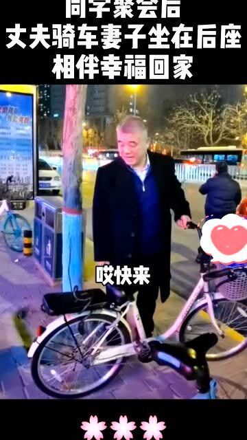 夫妻送外卖途中的温馨画面