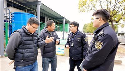 执法人员在现场检查的画面