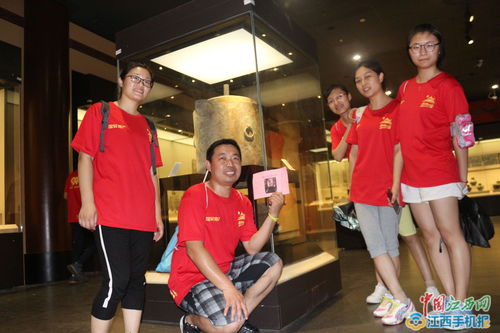 成员们脸上洋溢着笑容合影留念