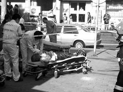 救援人员救助伤者