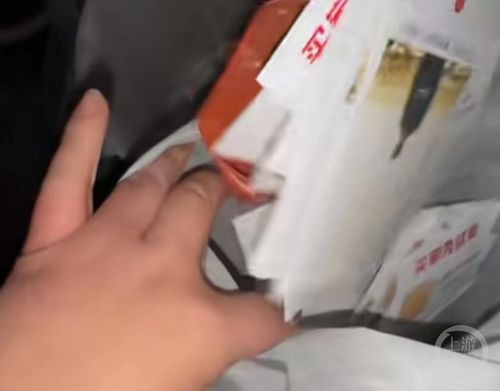 快递员失控！猛踹电梯面板后仓皇逃跑