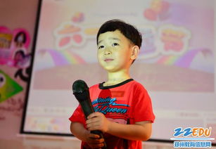 薛家燕在舞台上充满活力地表演