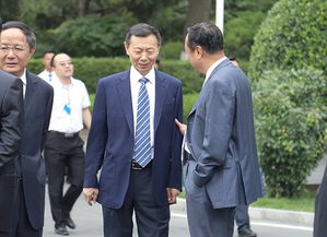 各国领导人皱眉交谈的场面