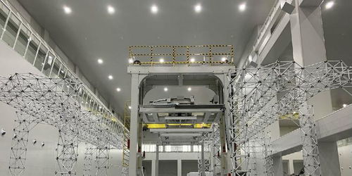 工人操作智能设备生产卫星部件