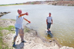 两名女生河边玩耍时意外落水