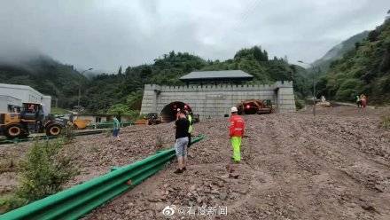 广东两条高速遭泥石流袭击，交通大瘫痪！