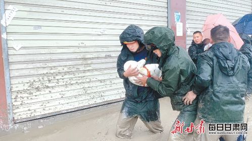 消防队员救助被困人员