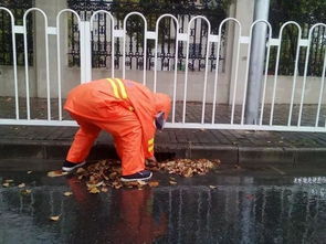 众人齐心协力的雕塑