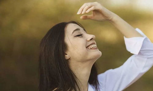 女子拿着证据材料