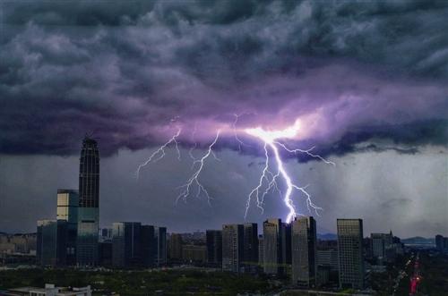 惊险！小车行驶中突遭闪电击中，车内人员经历生死瞬间