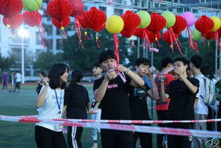 成员们围坐一起热烈讨论谜题