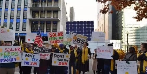 人们抗议关税政策的游行场景