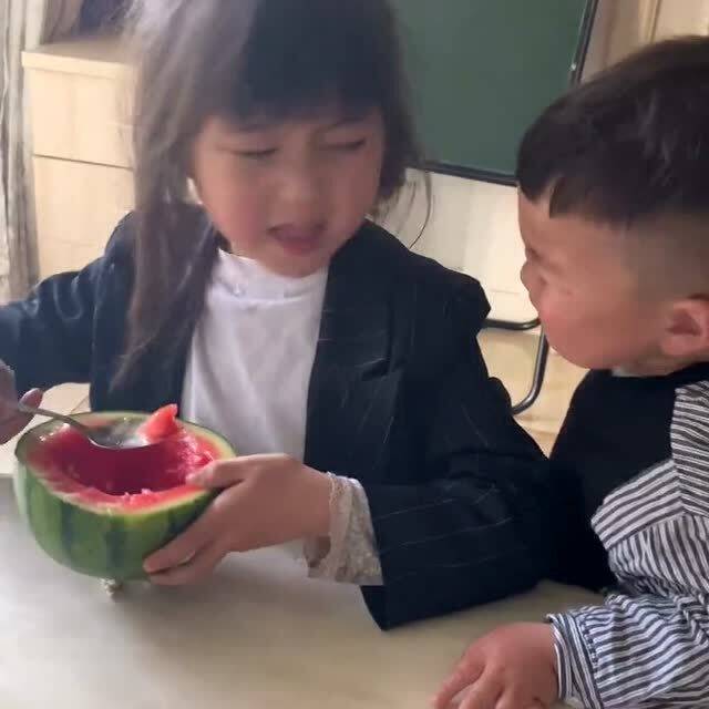 被大13岁姐姐拿捏，弟弟无奈投降的奇妙经历