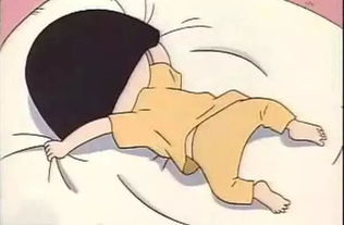 一个闹钟旁边放着一个枕头