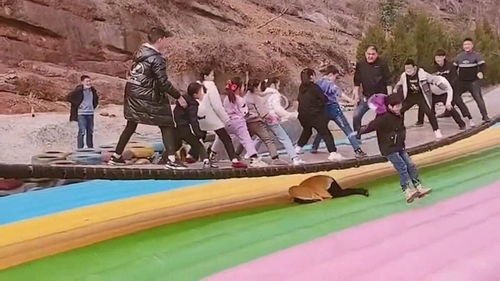 游客在网红桥上