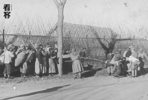 人们护送底片场景