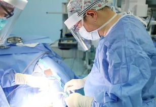 医生正在为患者做手术切除肌瘤