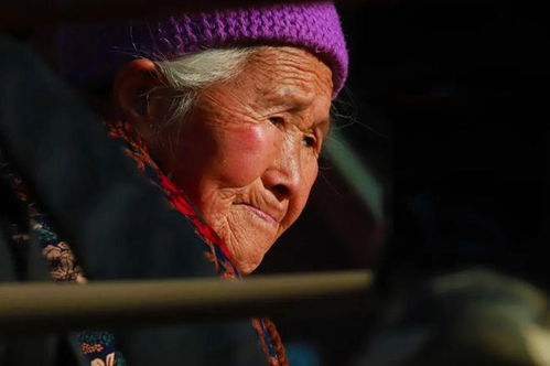 老人悲愤的表情