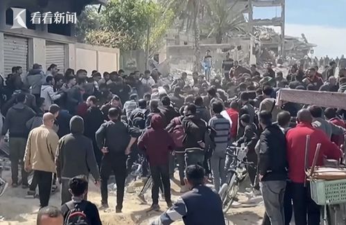 加沙民众抗议空投物资场景