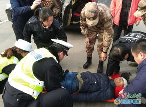 救援人员救助伤者画面