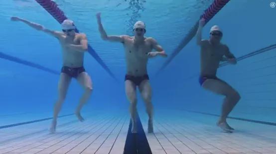 汪顺在水中快速游进的场景