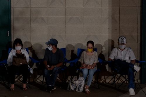 失业者排队领取救济金