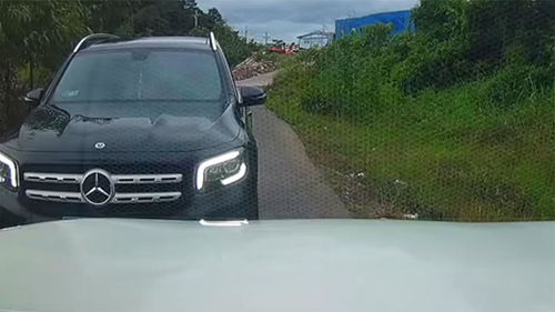 奔驰亮证姐被抓，行拘5天引争议！真相大起底