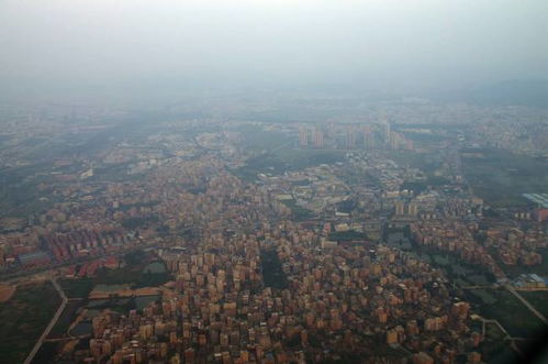 城市一角被雨水笼罩
