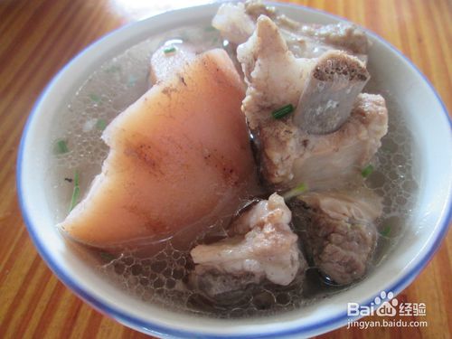 美味的烤鸭和莲藕排骨汤