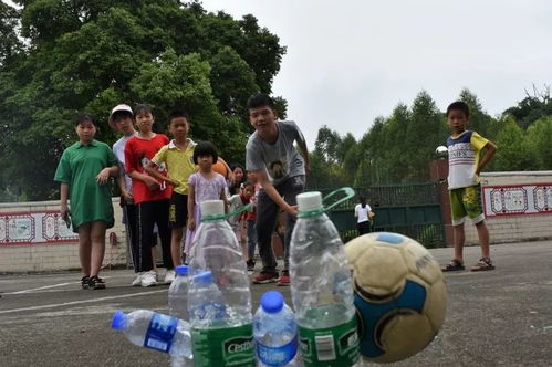 成员们在户外场地进行推理游戏