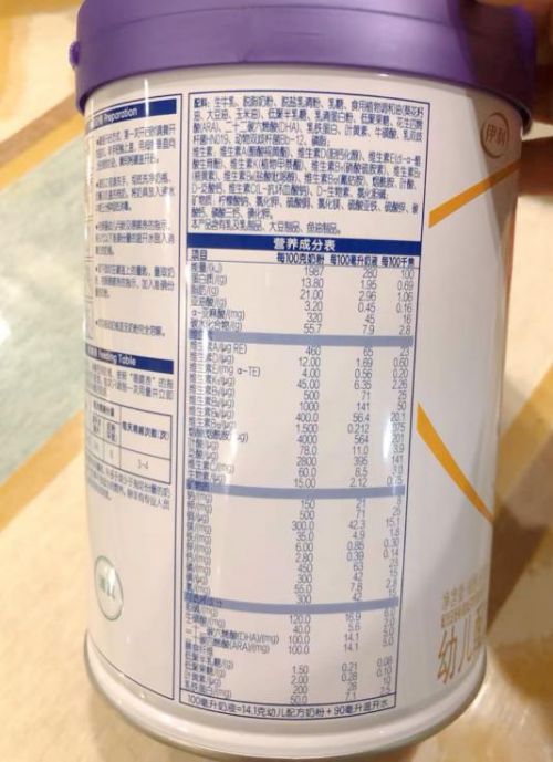 家长查看奶粉价格标签