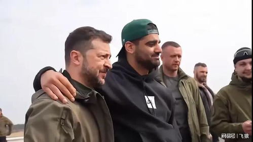 泽连斯基在前线视察士兵