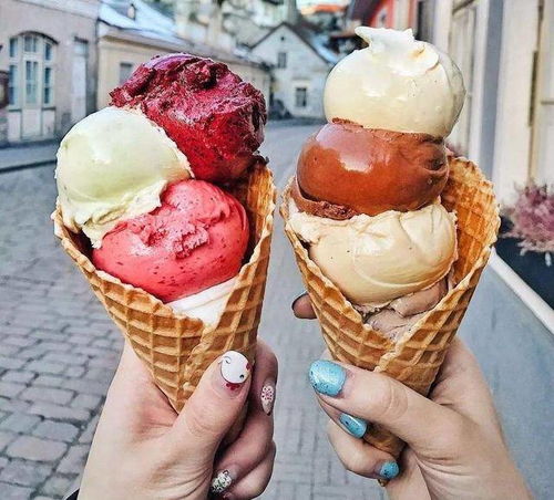 人们在高温下吃冰淇淋解暑