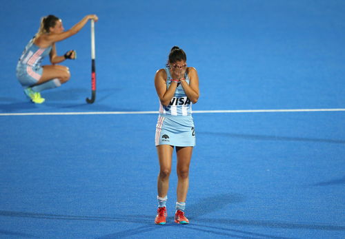 曲棍球比赛中球员拼抢画面