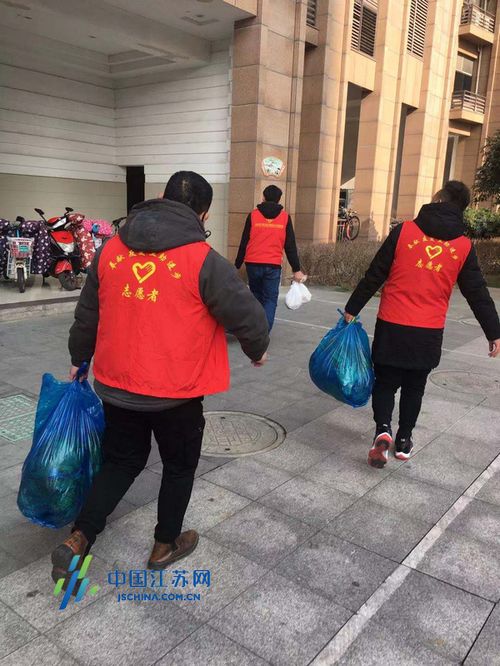 志愿者们在救助