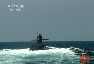 核潜艇在海上航行