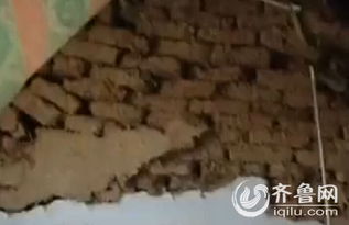 被洪水浸泡的房屋