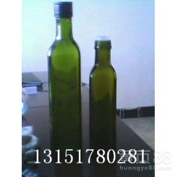 一瓶清澈的植物油