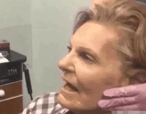 老人含泪的画面